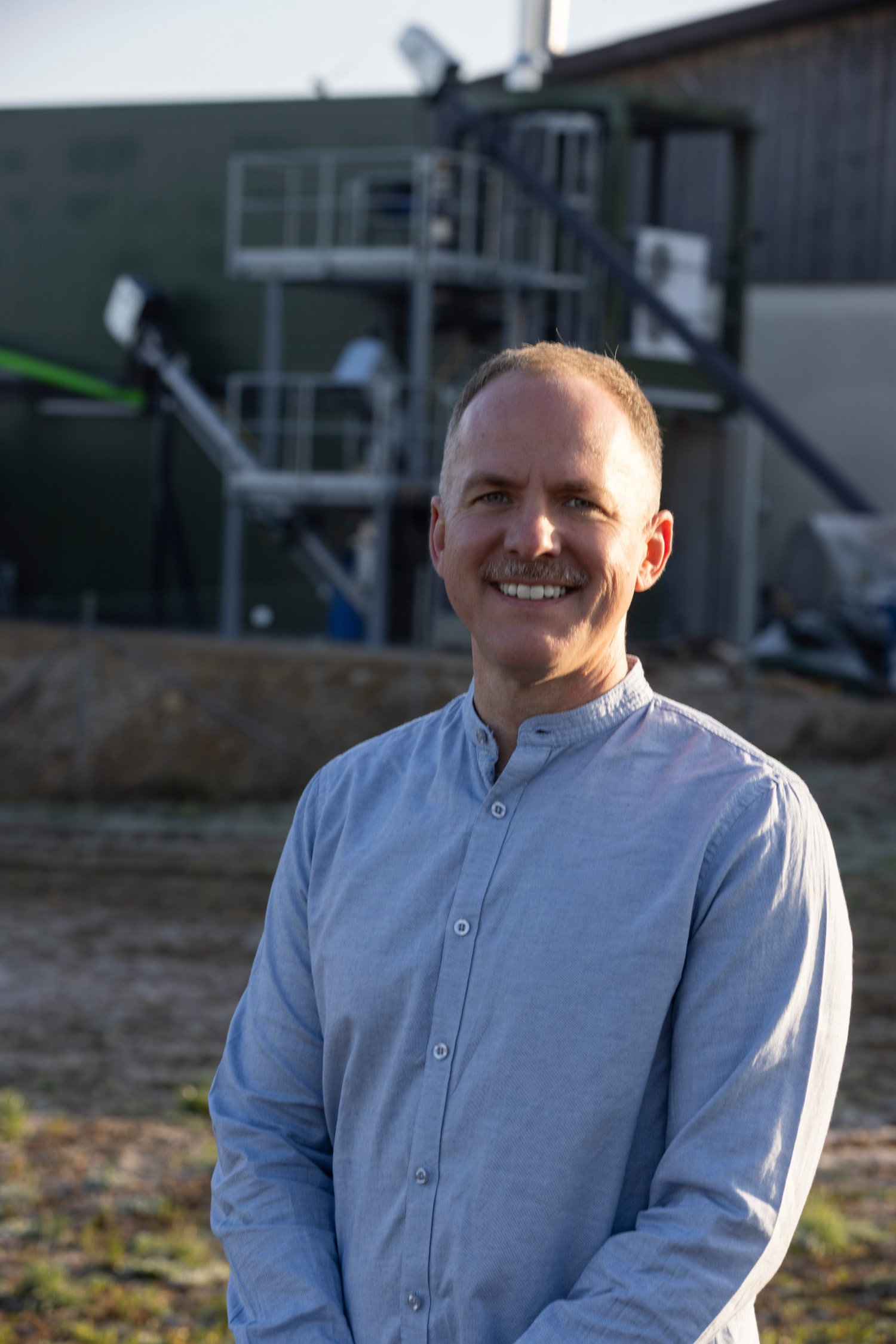 Thorsten Alxneit vor der Pyrolyseanlage Leinfelden